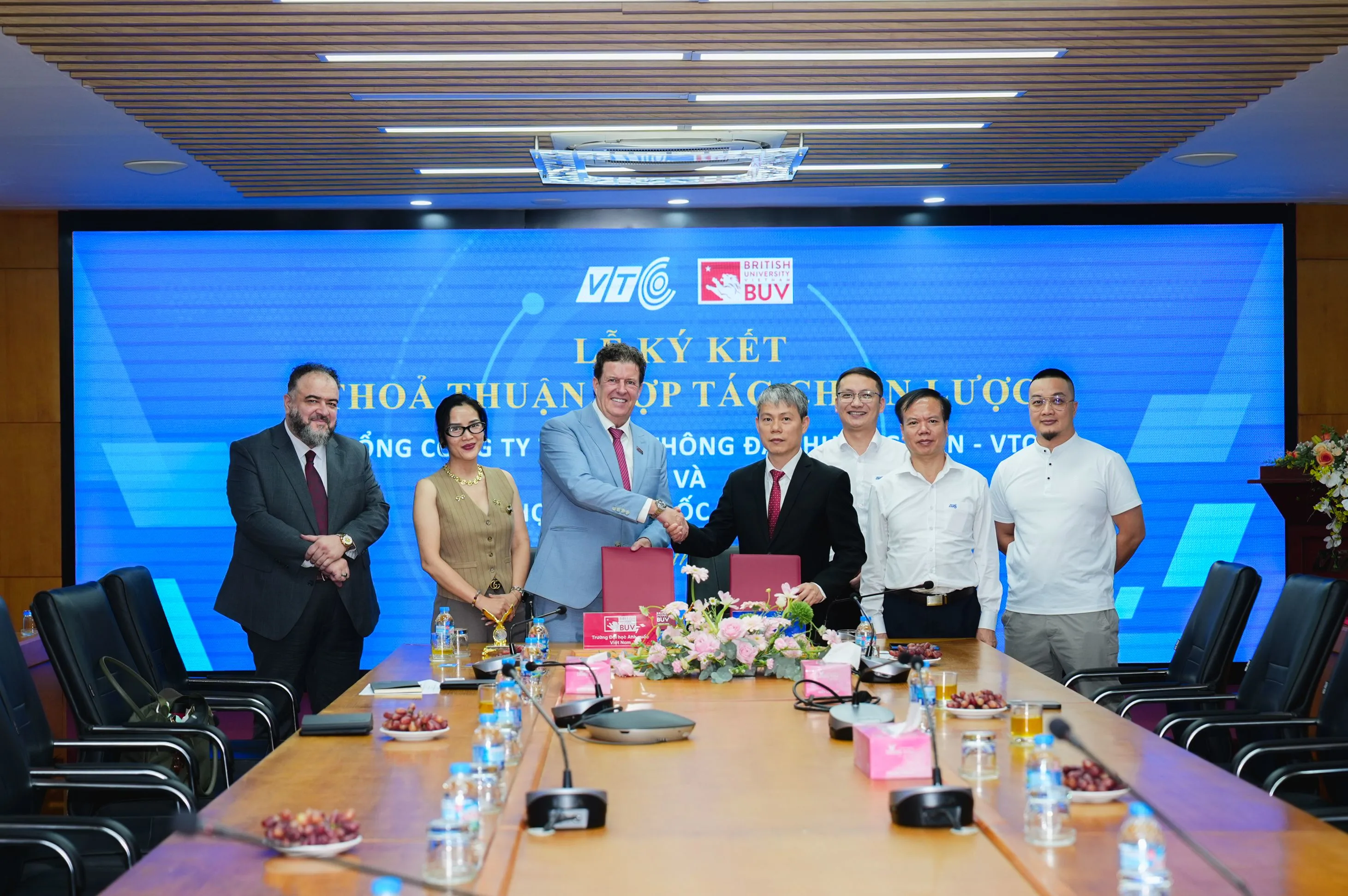 BUV and VTC representatives sign a strategic cooperation agreement at a formal ceremony.