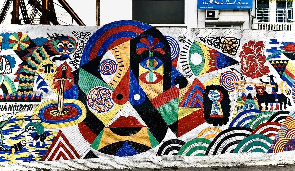 Tranh mosaic nghệ thuật trên Con đường Gốm sứ Hà Nội với họa tiết hình học rực rỡ và dòng chữ “HANOI 2010”