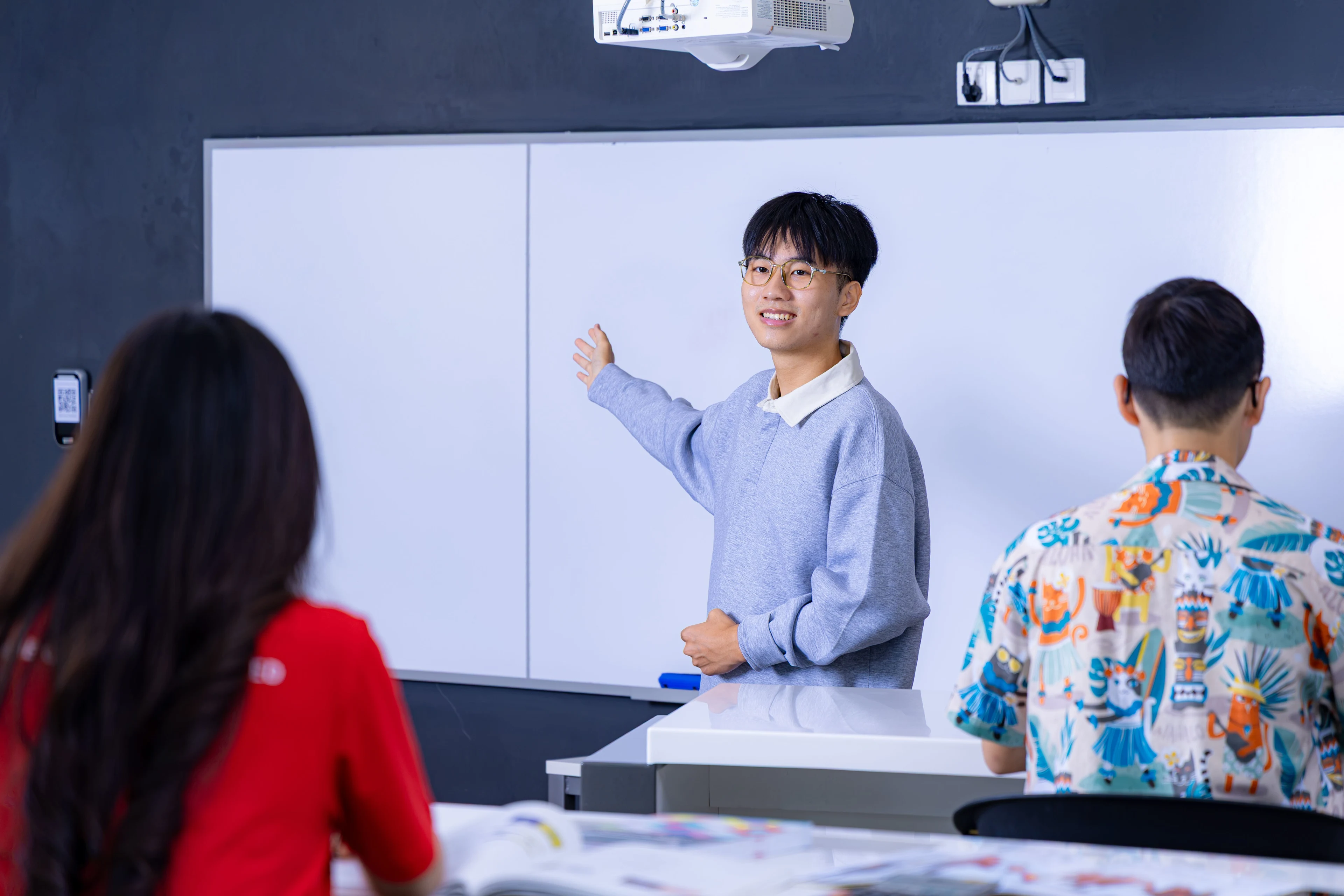 Sinh viên BUV thuyết trình trước lớp trong phòng học hiện đại chuẩn quốc tế