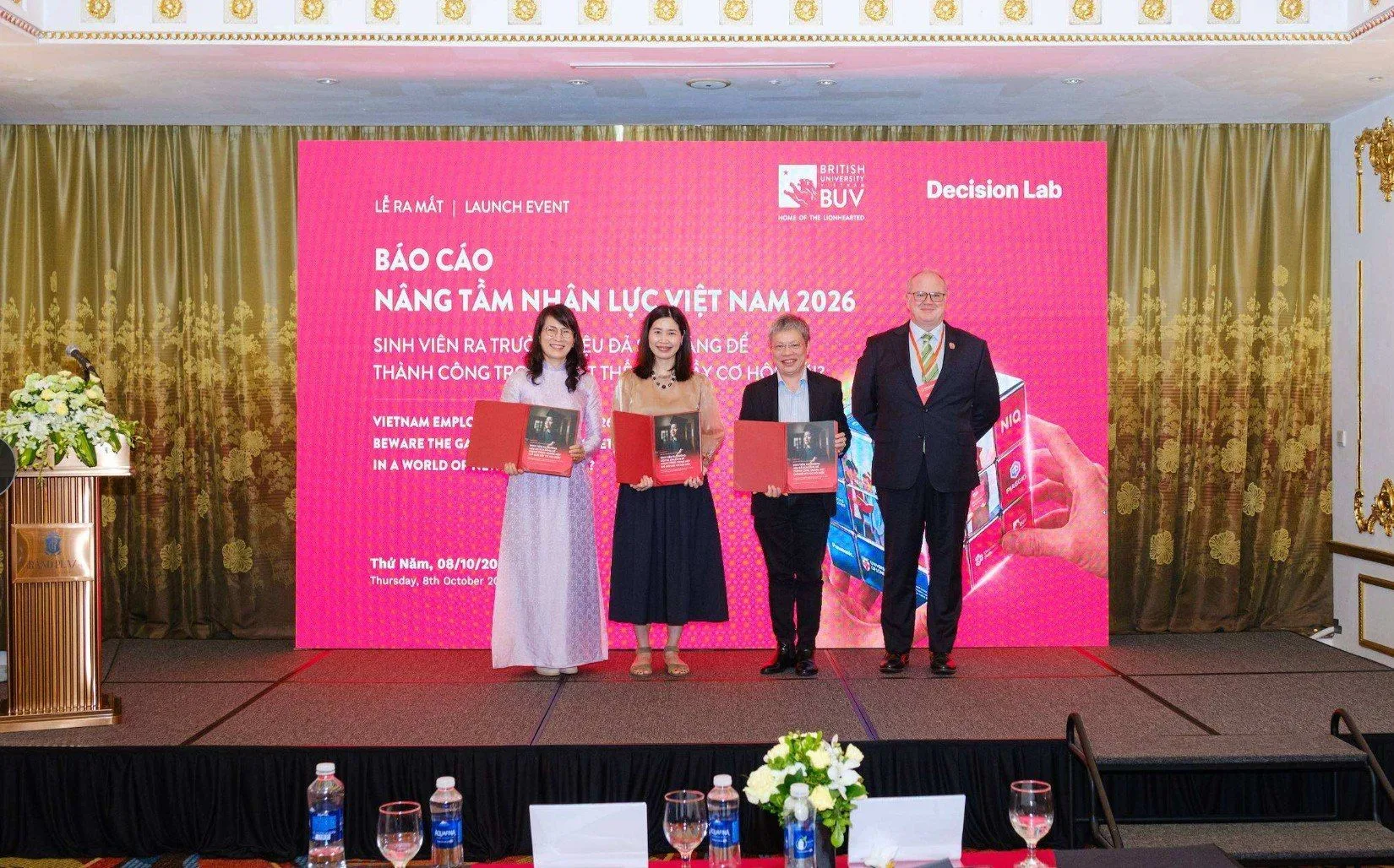 Đại diện BUV và khách mời tại lễ ra mắt báo cáo Nâng tầm nhân lực Việt Nam 2026 của Decision Lab.