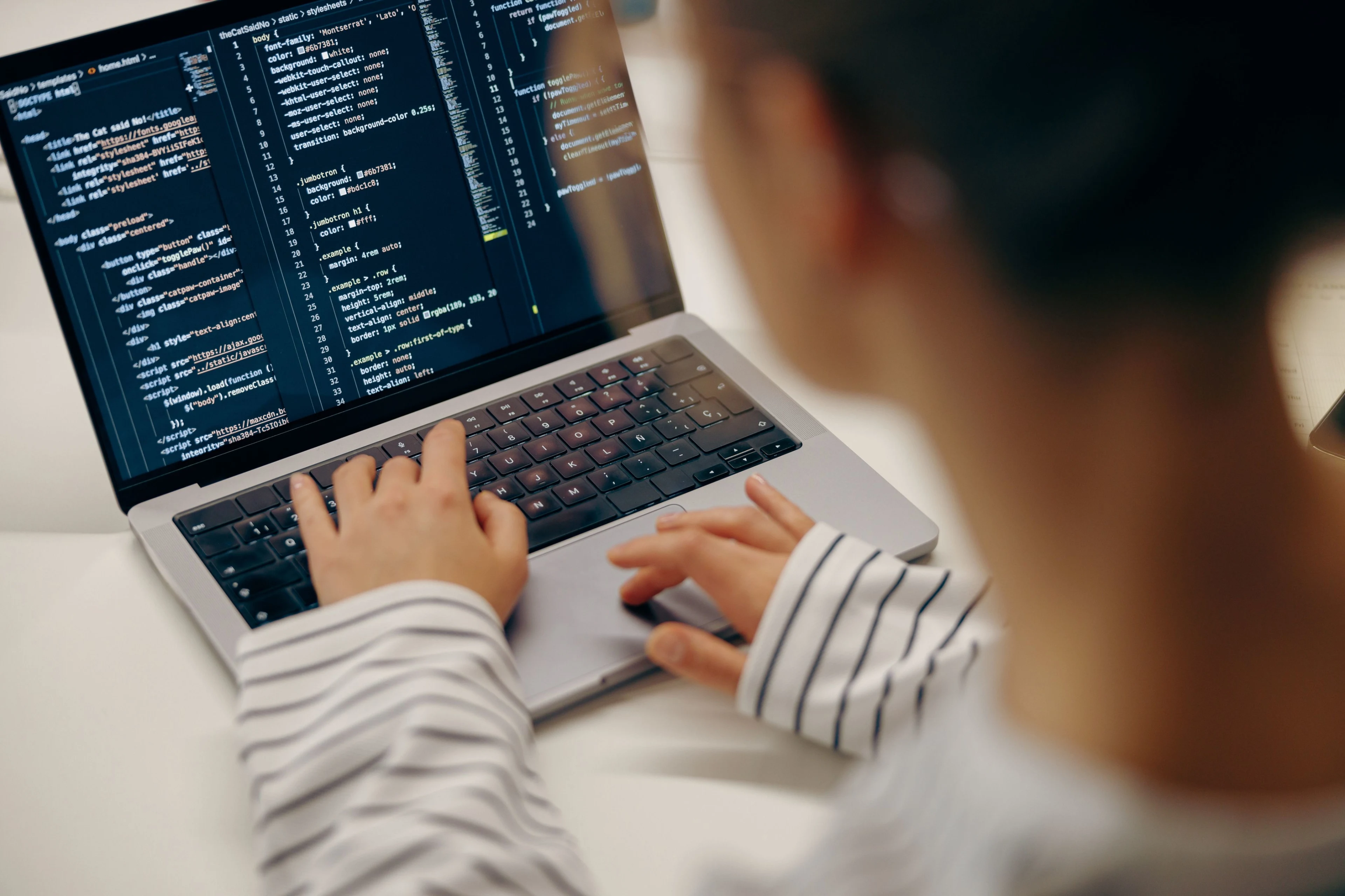 Sinh viên BUV học lập trình và phát triển web trên máy tính xách tay