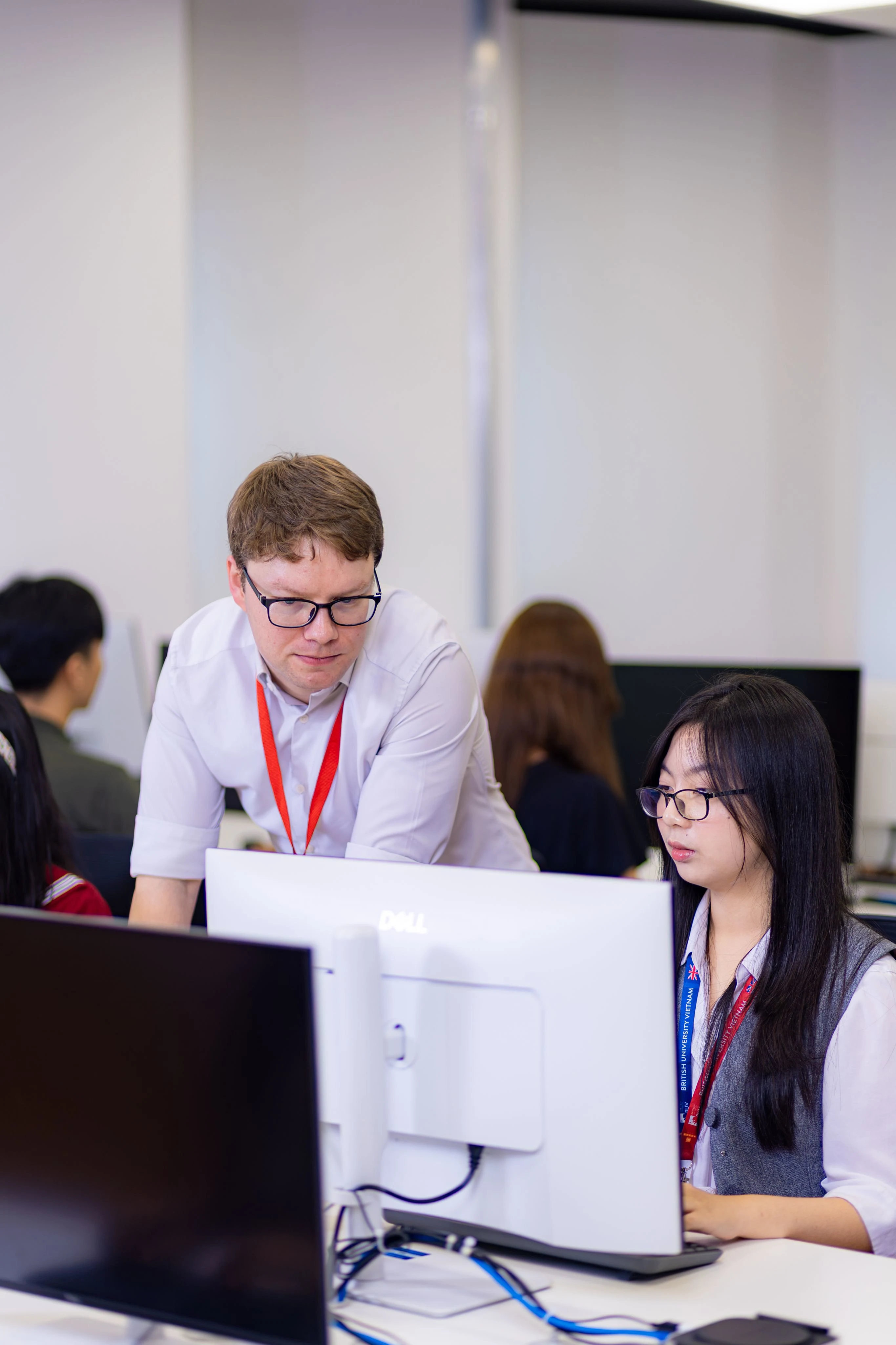 Giảng viên hướng dẫn sinh viên tại phòng máy tính của British University Vietnam (BUV)