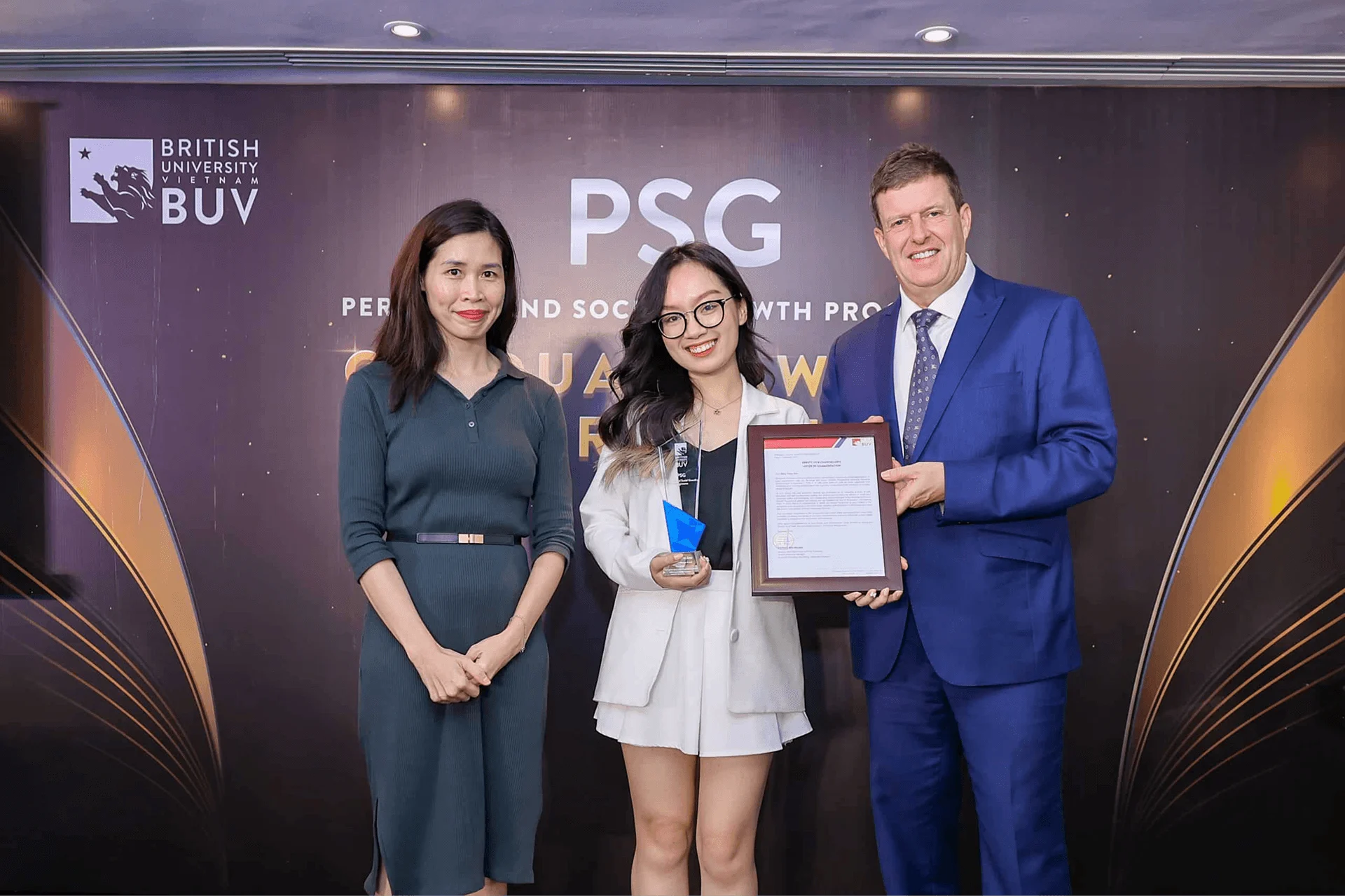 Sinh viên BUV nhận cúp và giấy chứng nhận tại lễ trao giải PSG (Performance and Social Growth Program)