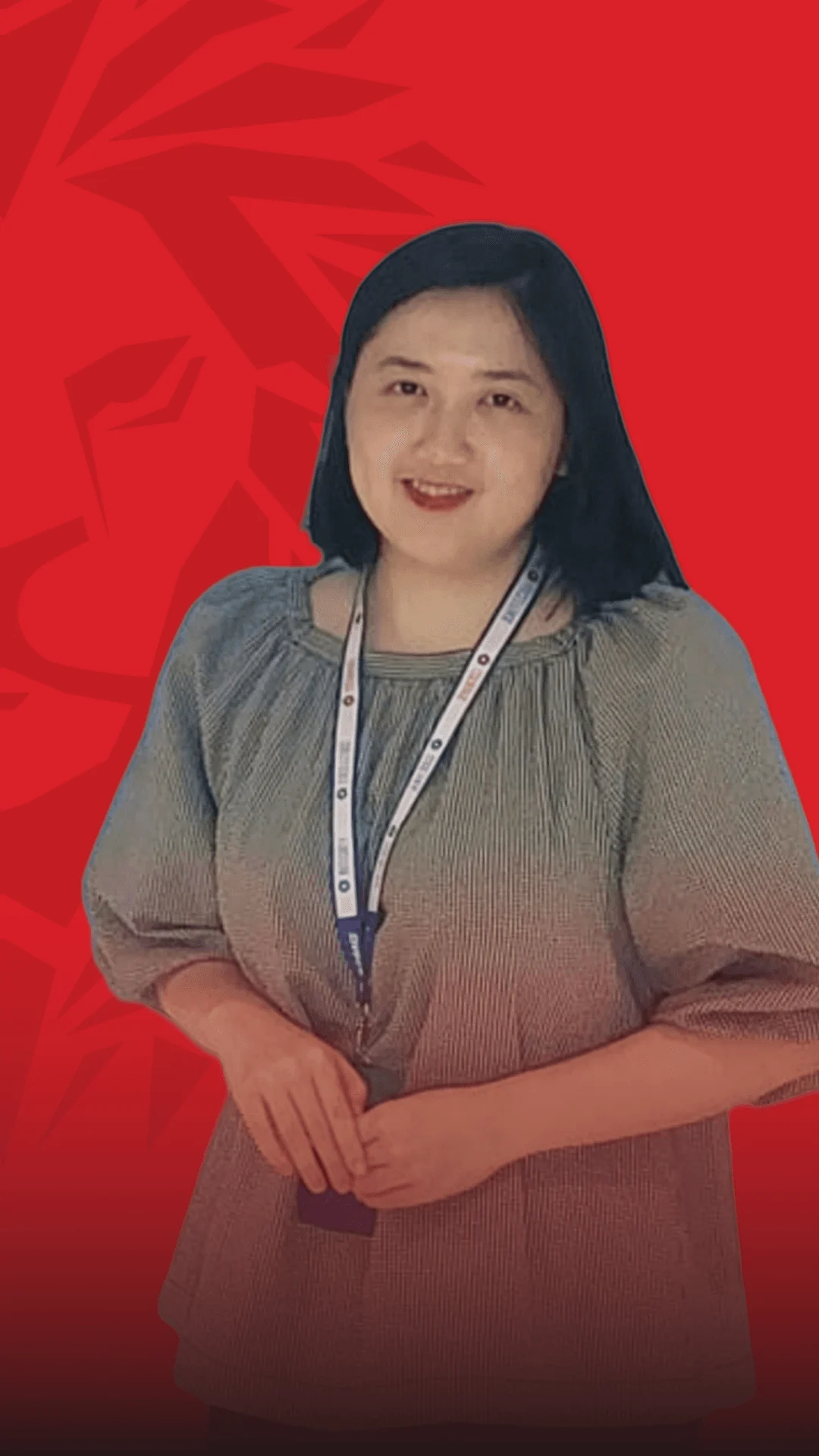 Ảnh chân dung nữ cựu sinh viên mặc áo xanh, đứng trước phông nền đỏ.