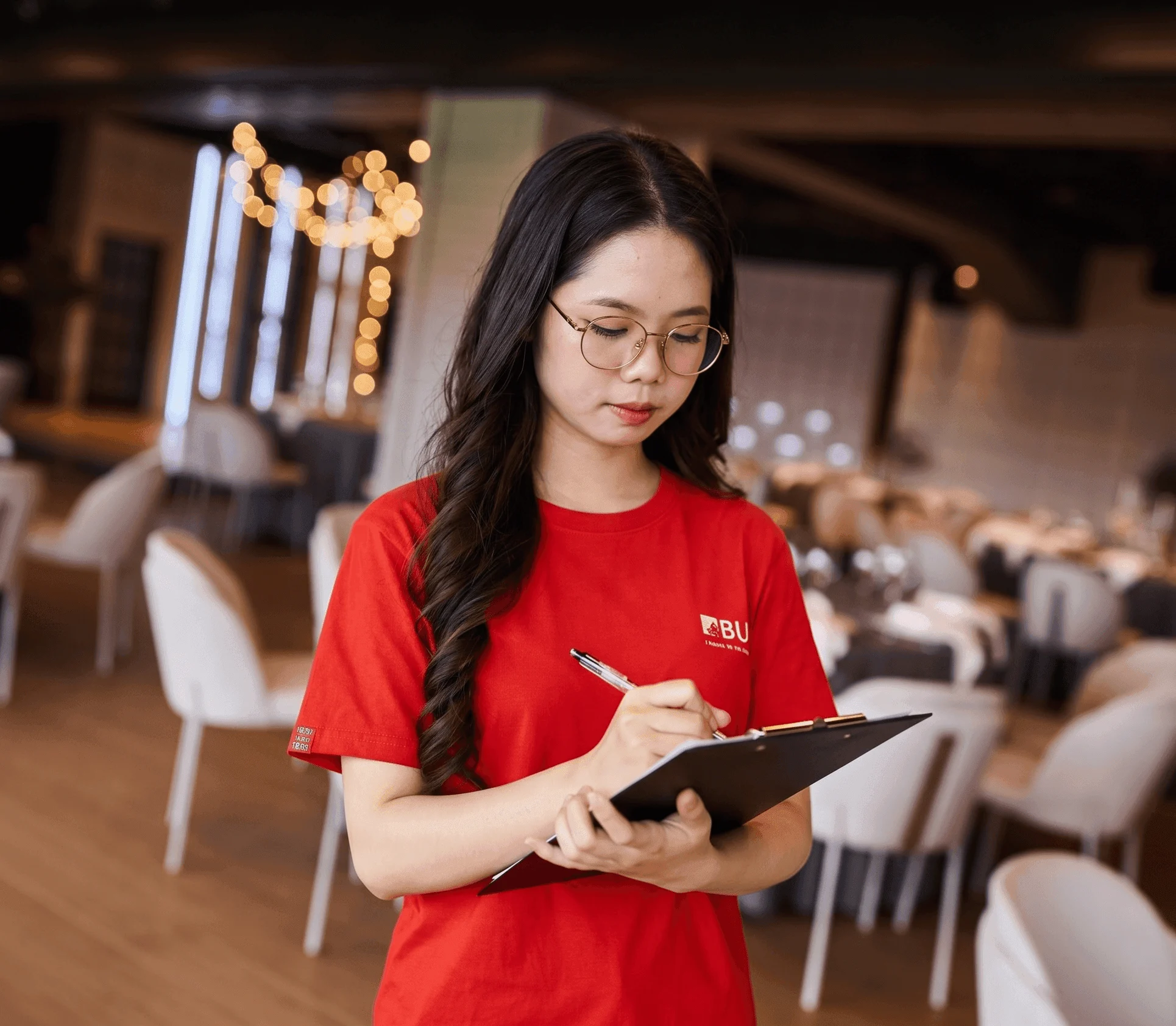 Sinh viên BUV ghi chép trong không gian nhà hàng hiện đại khi học ngành Quản trị Khách sạn