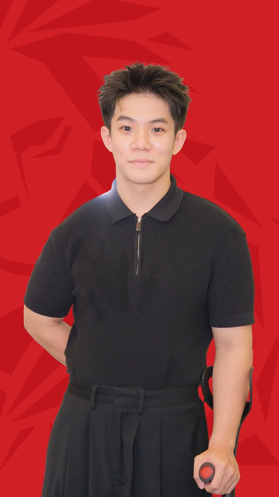 BUV alumnus Lê Minh Đức in a black outfit against a red lion-themed background.