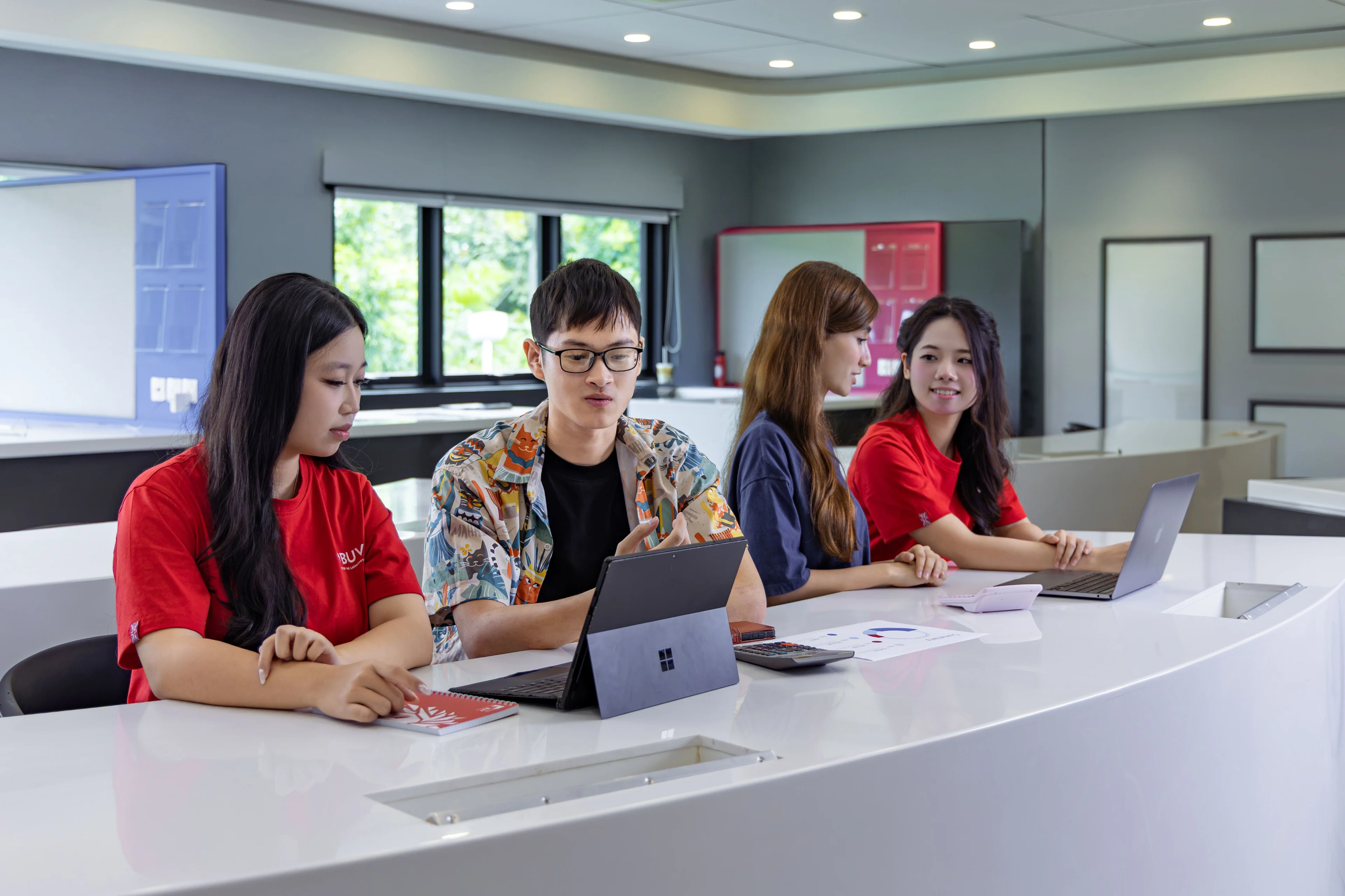 Sinh viên BUV học nhóm với máy tính bảng và laptop trong lớp học hiện đại chuẩn quốc tế
