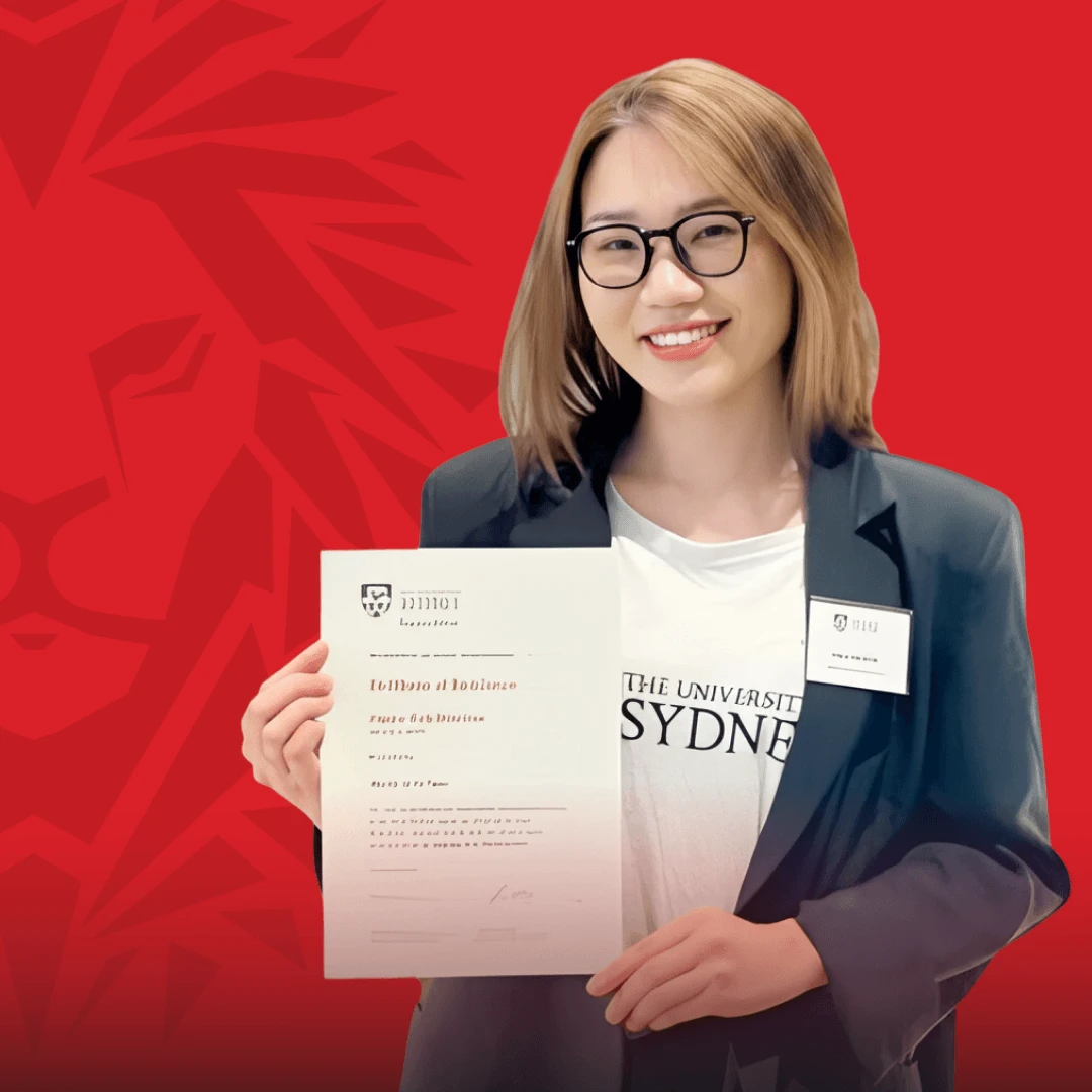 Nữ cựu sinh viên BUV cầm chứng chỉ tốt nghiệp Đại học Sydney trên nền đỏ