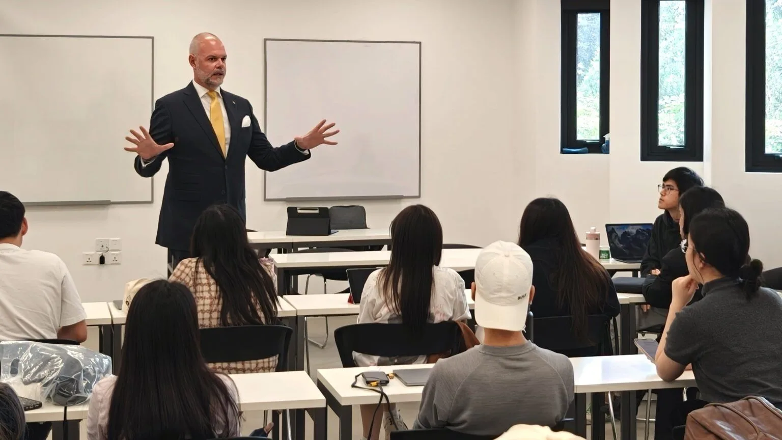 Mr. Benjamin M. Schwarz shares practical insights into the hospitality industry with BUV students.