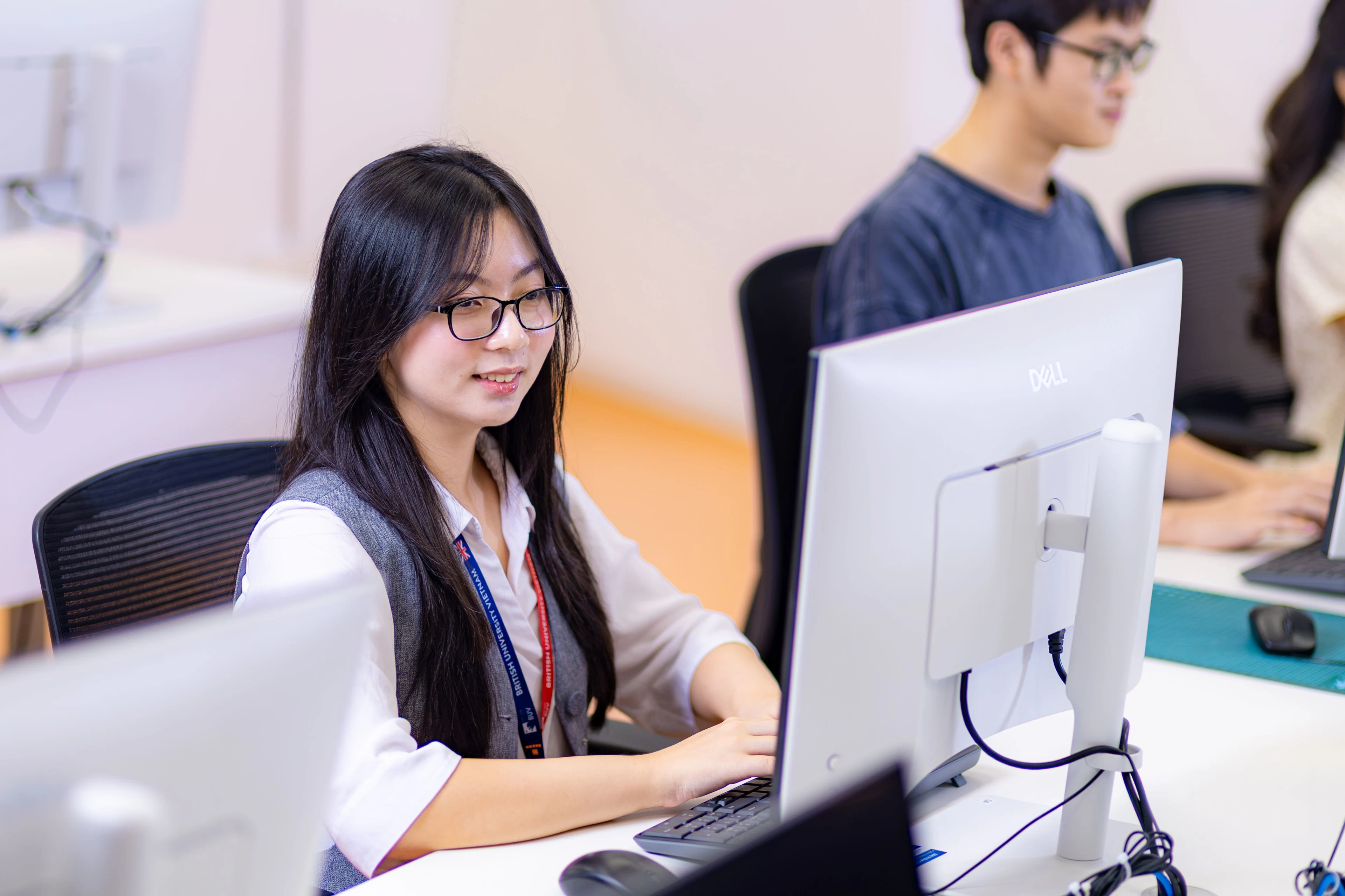 Sinh viên BUV học trên máy tính tại phòng thực hành hiện đại của Đại học Anh Quốc Việt Nam
