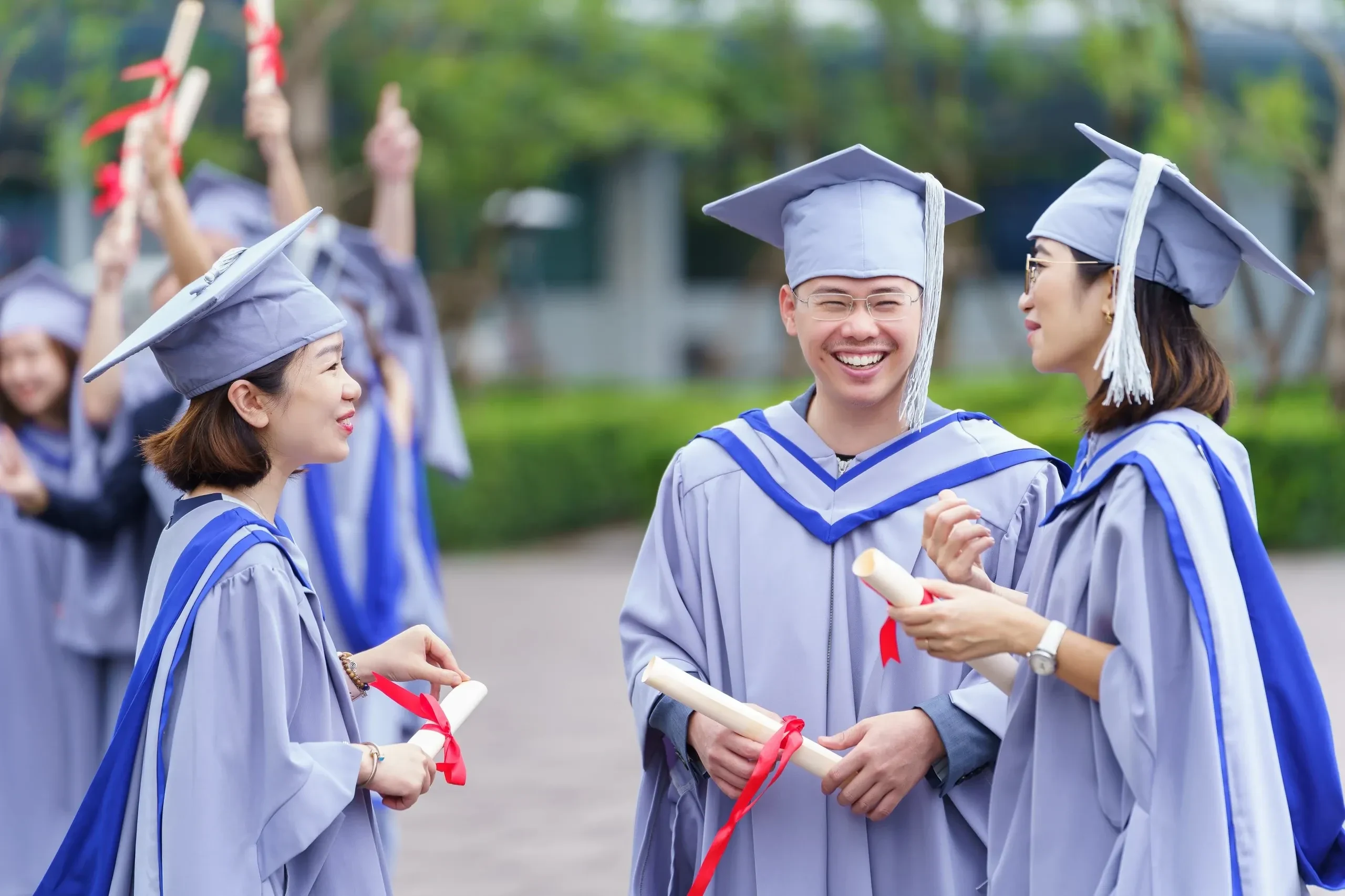 Sinh viên BUV cầm bằng và trò chuyện tại lễ tốt nghiệp British University Vietnam