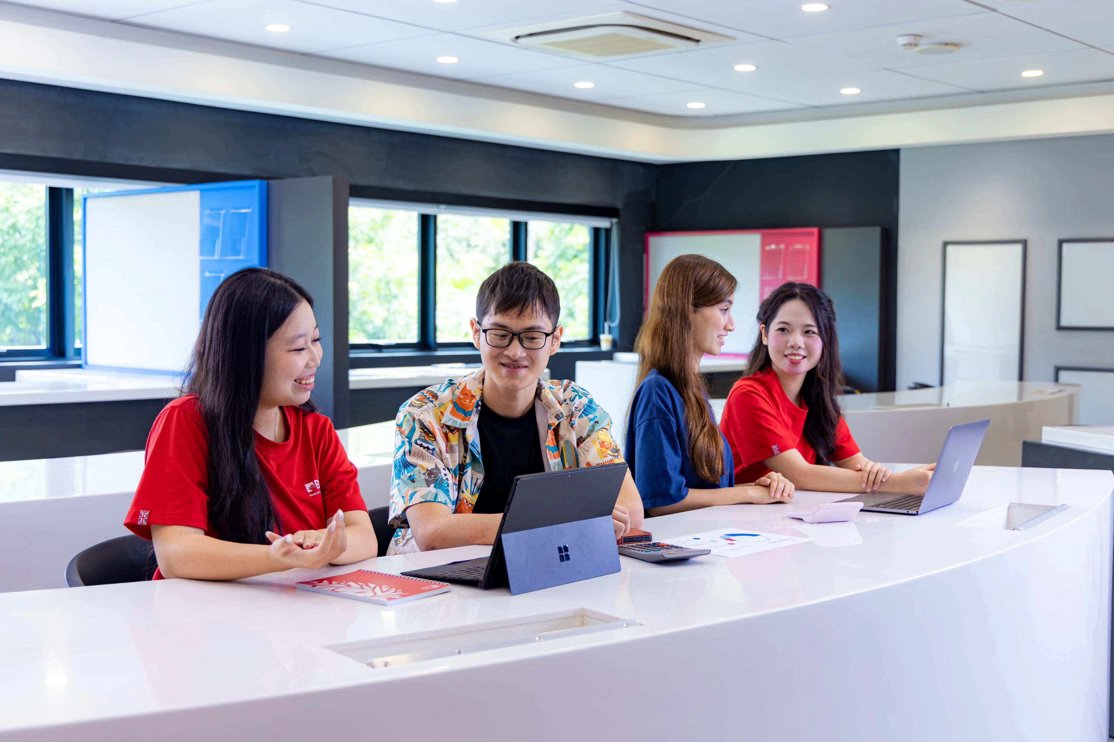 Sinh viên BUV học nhóm với laptop trong lớp học hiện đại tại British University Vietnam