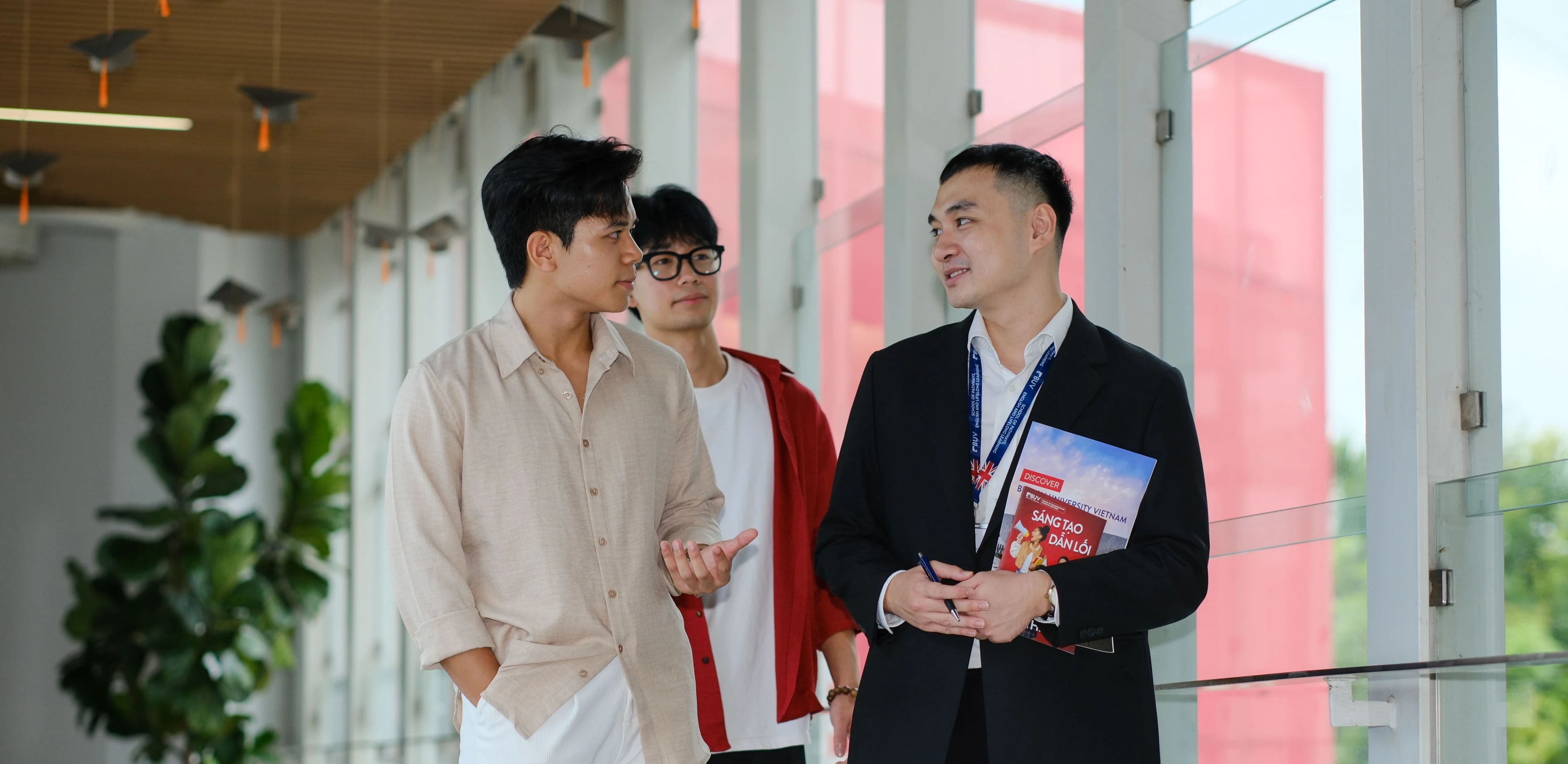 Cố vấn BUV trò chuyện với sinh viên trong chuyến tham quan khuôn viên Đại học Anh Quốc Việt Nam