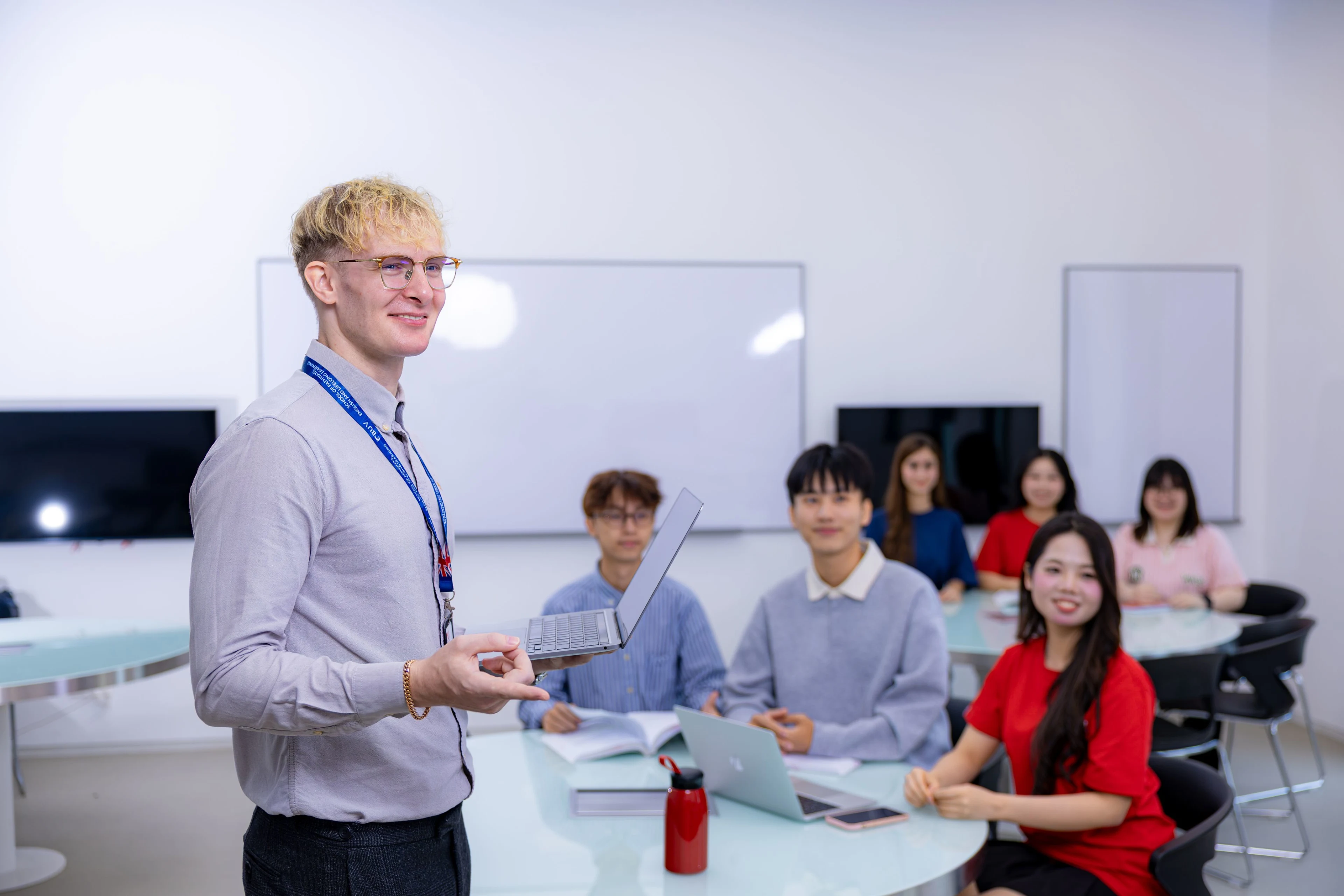 Giảng viên quốc tế hướng dẫn sinh viên BUV trong lớp học hiện đại tại British University Vietnam