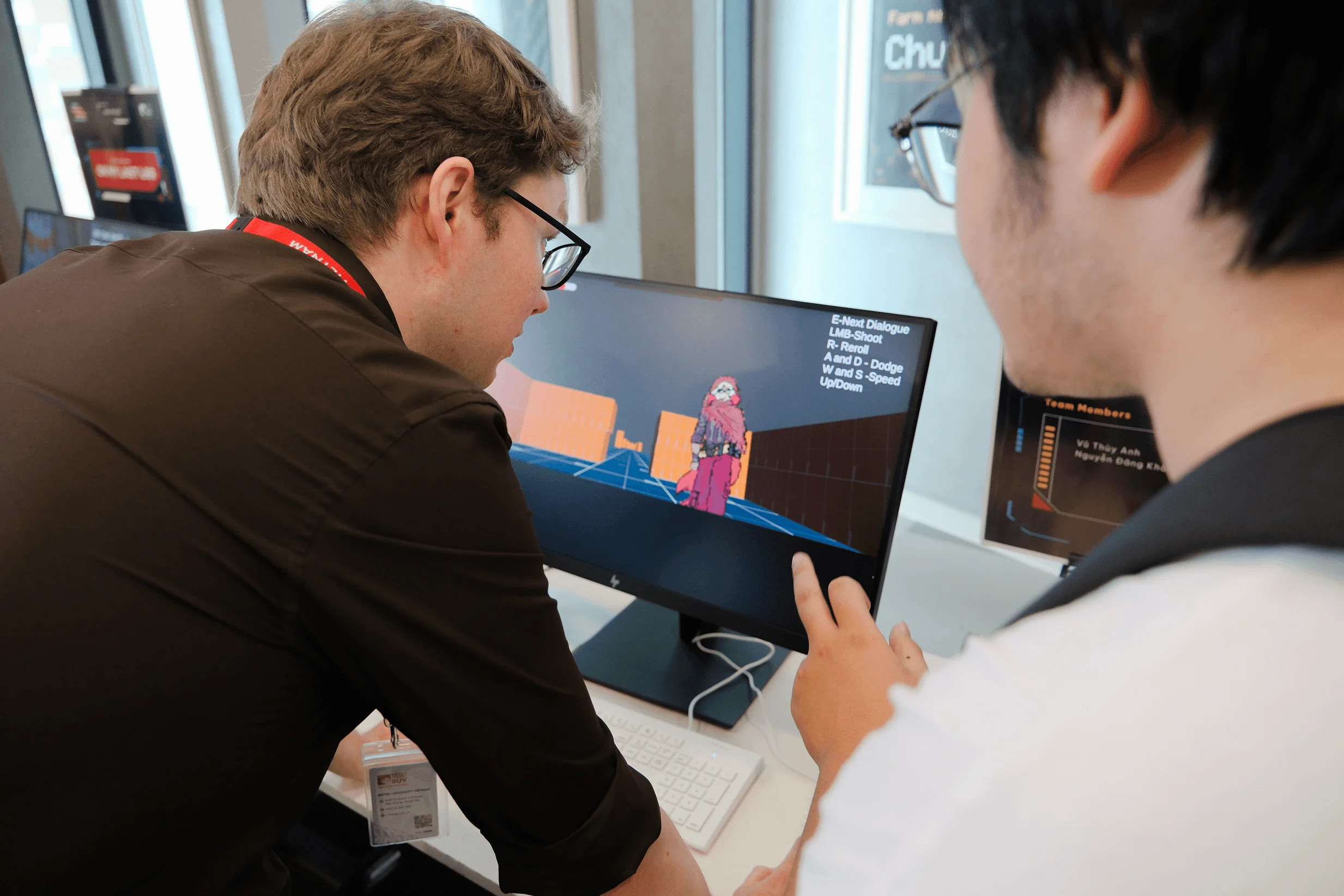 Sinh viên BUV trao đổi về thiết kế trò chơi điện tử 3D trên màn hình máy tính.