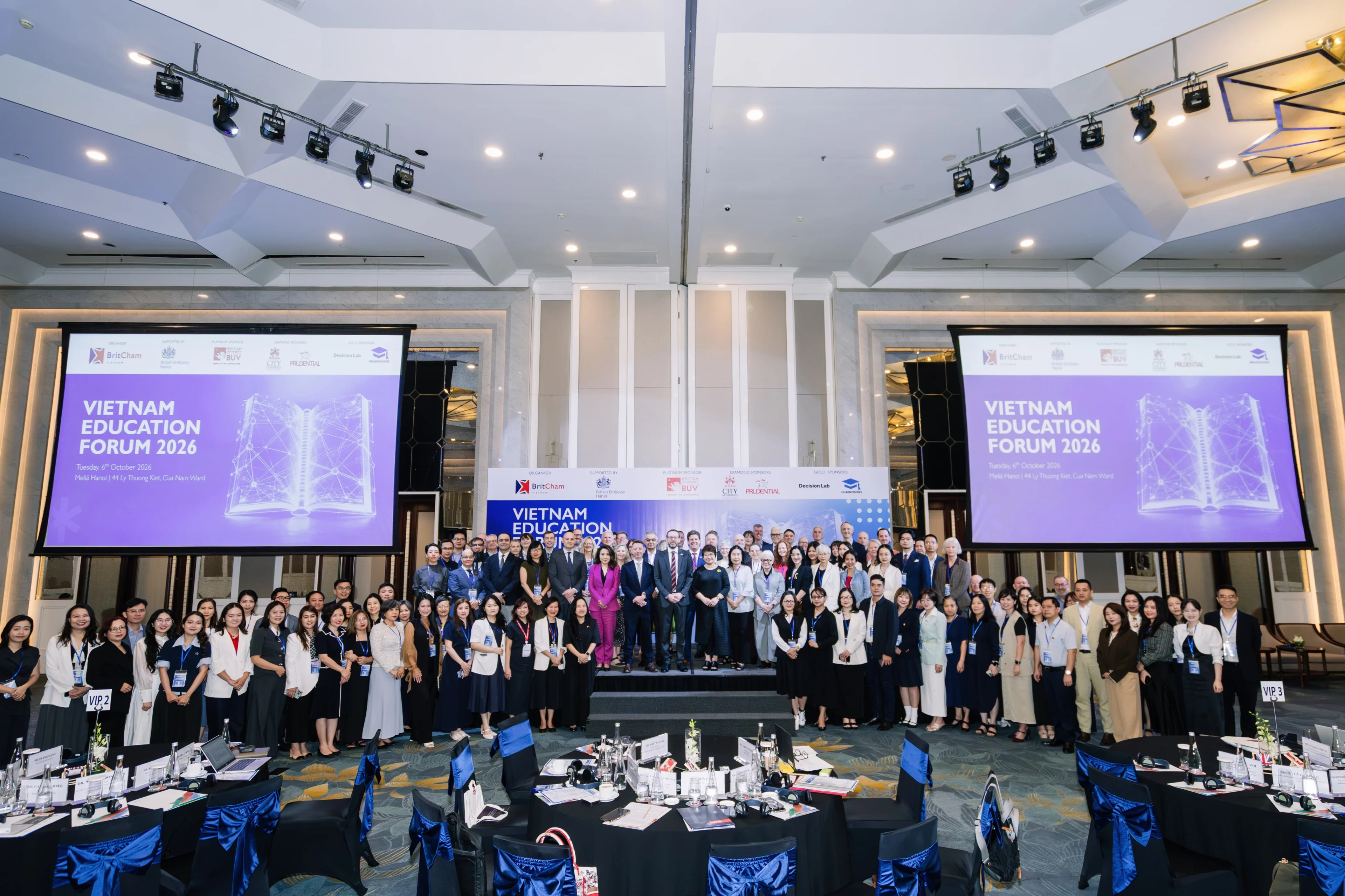 Đại biểu chụp ảnh tại Diễn đàn Giáo dục Việt Nam 2026, với sự tham gia của BUV và BritCham.
