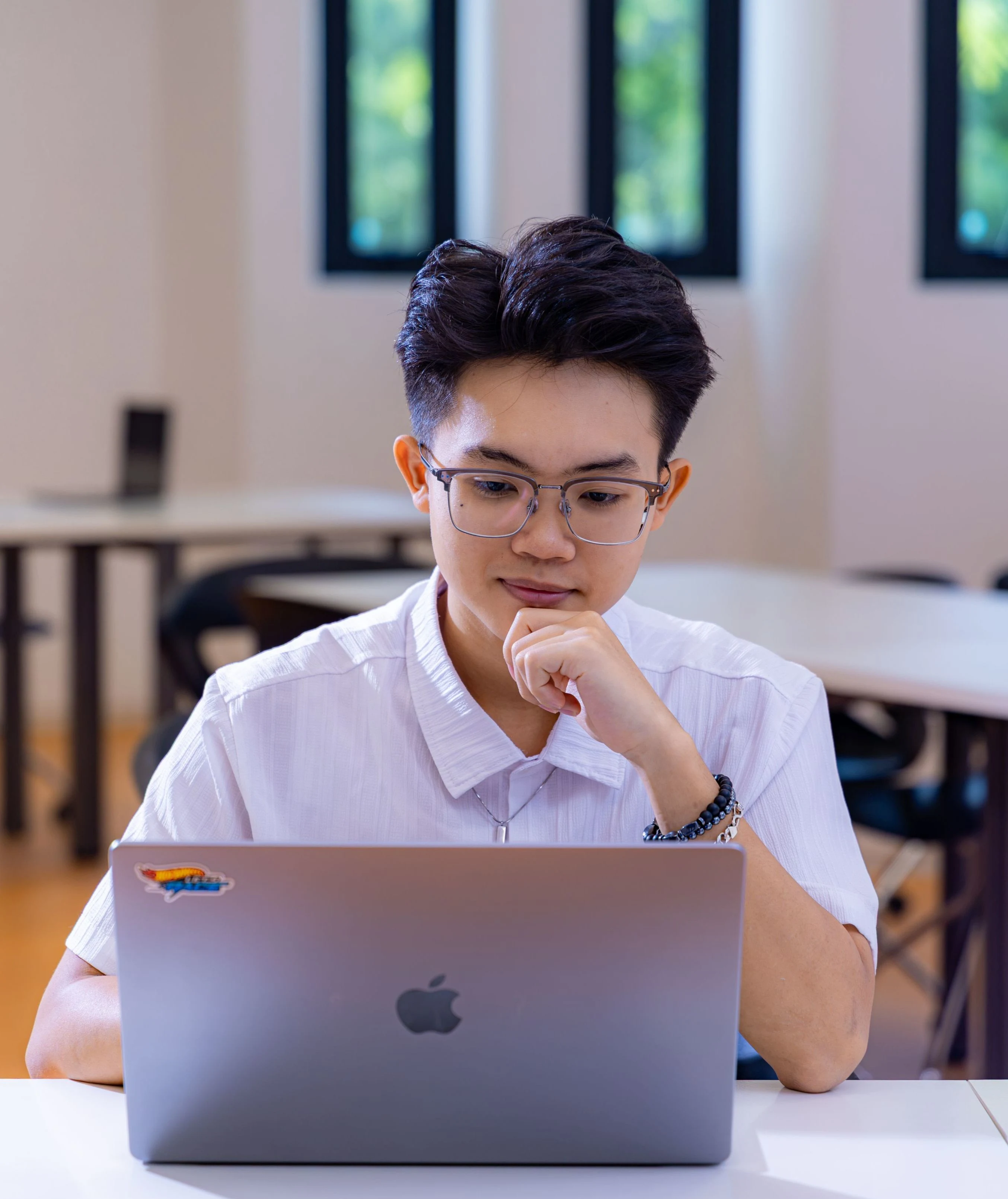 Sinh viên BUV tập trung học tập trên MacBook trong lớp học hiện đại tại cơ sở Ecopark.