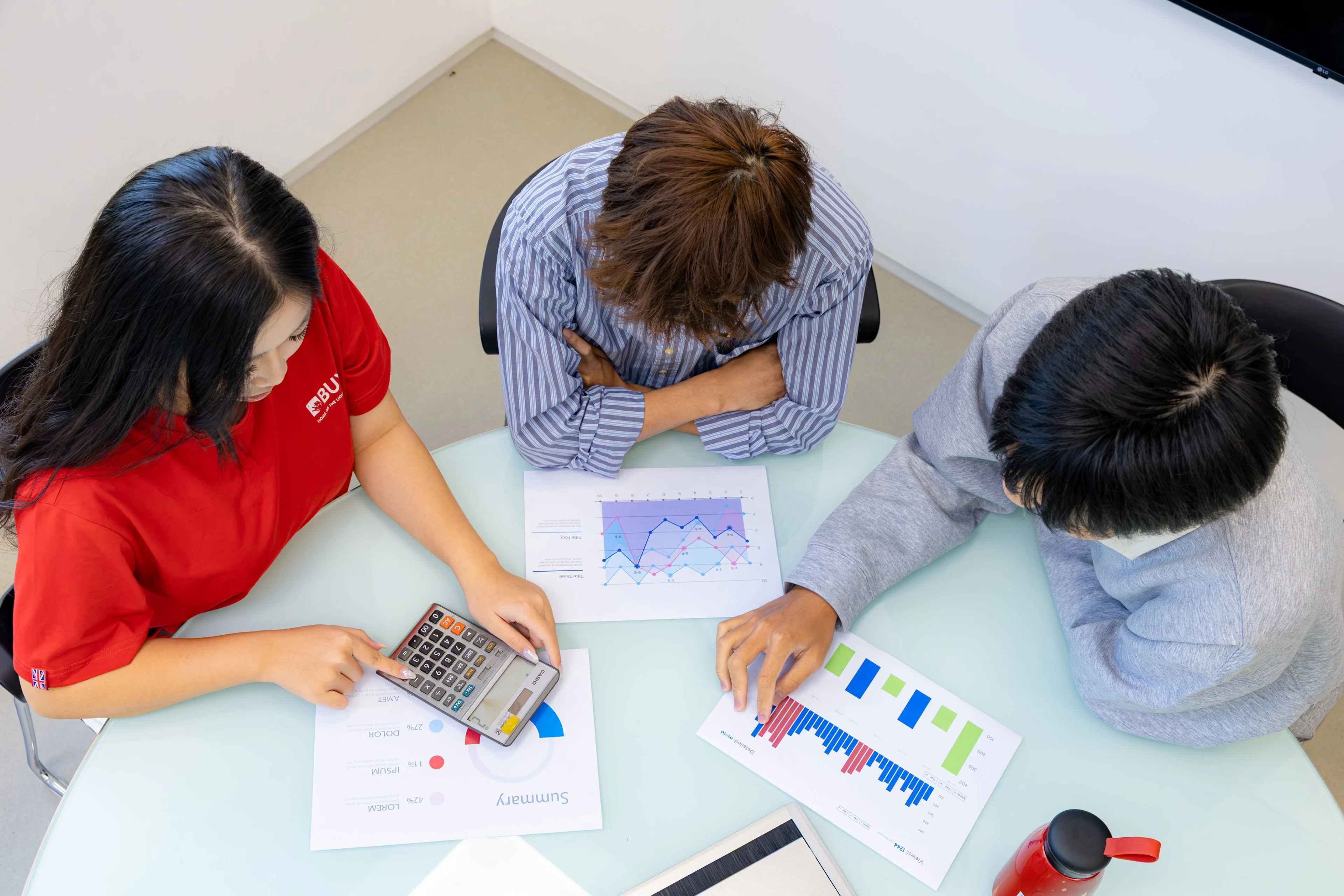 Sinh viên BUV phân tích biểu đồ dữ liệu và sử dụng máy tính trong buổi học nhóm