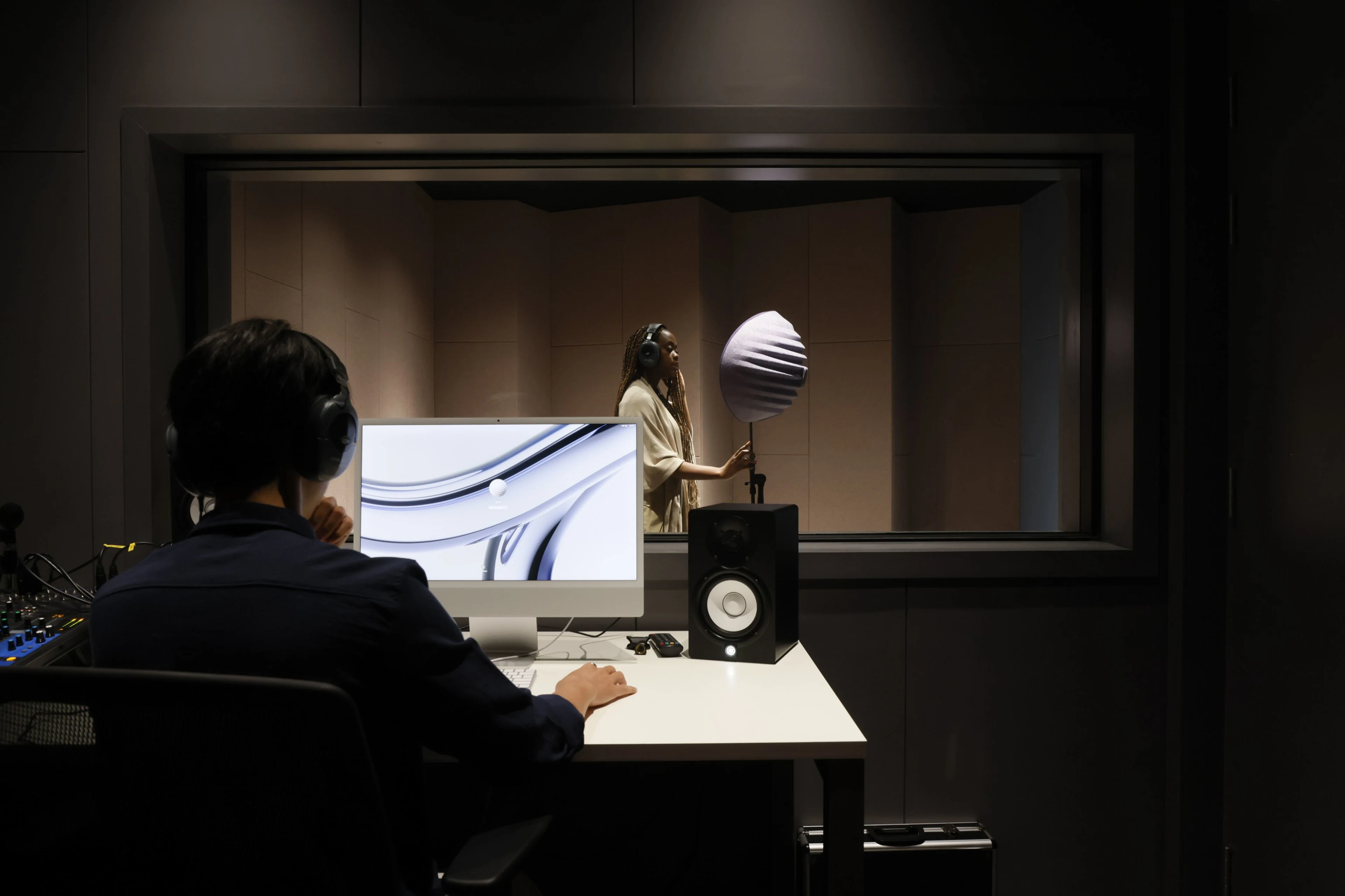 Sinh viên BUV thực hành thu âm cùng ca sĩ trong phòng studio chuyên nghiệp tại trường