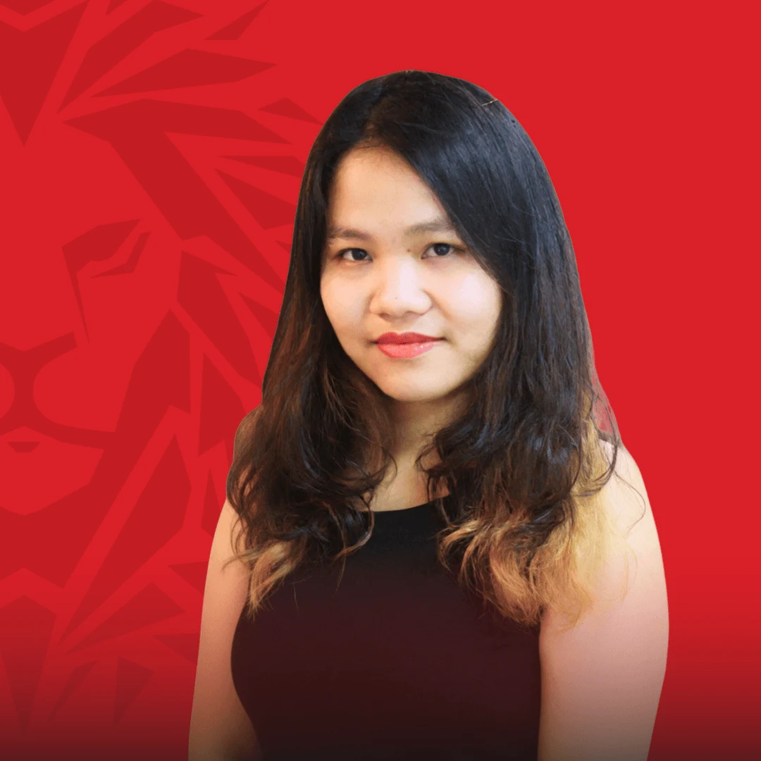 Chân dung nữ cựu sinh viên BUV trên nền đỏ thương hiệu British University Vietnam.