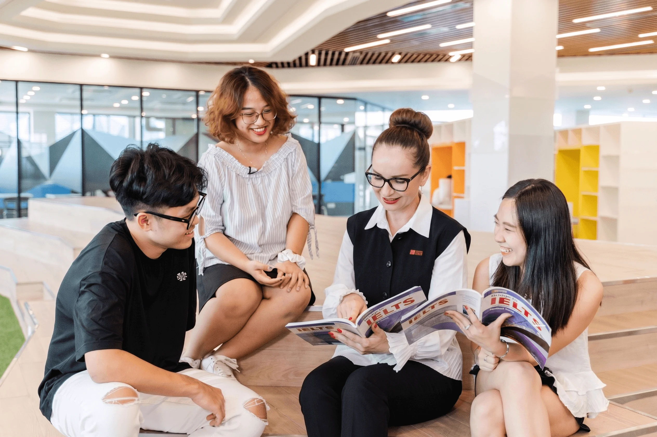 Giảng viên và sinh viên British University Vietnam cùng học IELTS tại khuôn viên BUV hiện đại