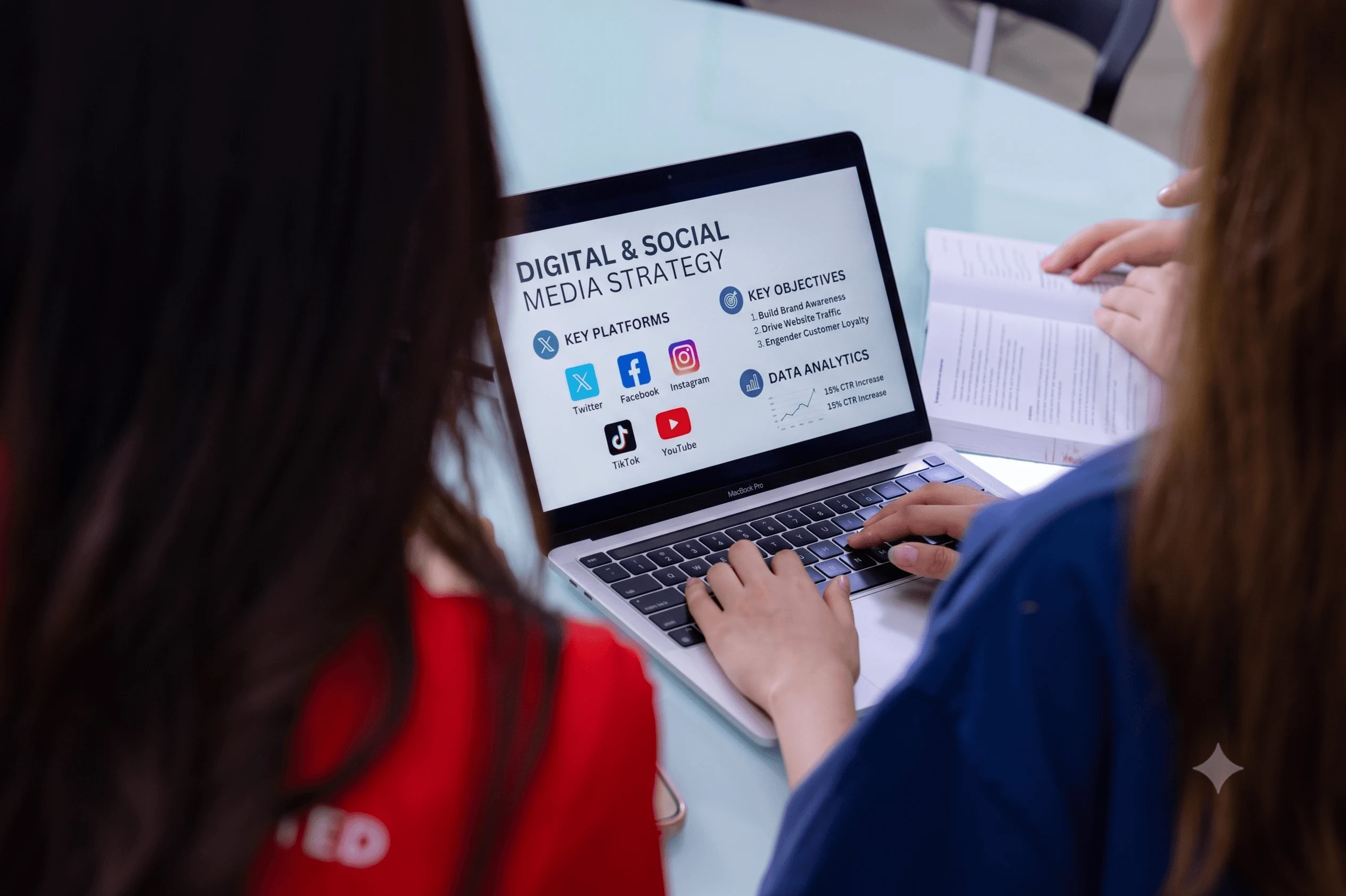 Sinh viên BUV xây dựng chiến lược truyền thông kỹ thuật số và mạng xã hội trên laptop