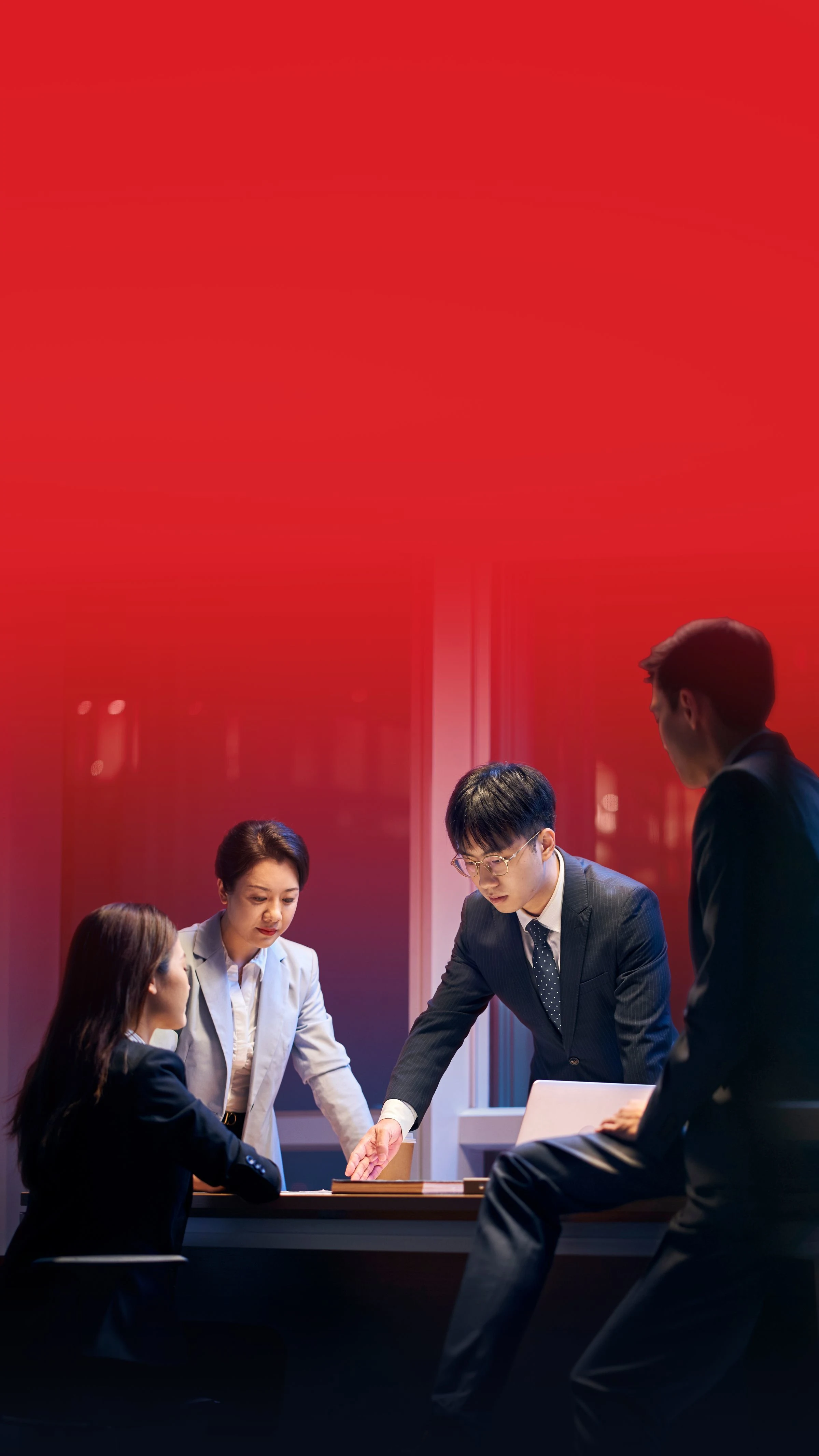 4 người đang trao đổi