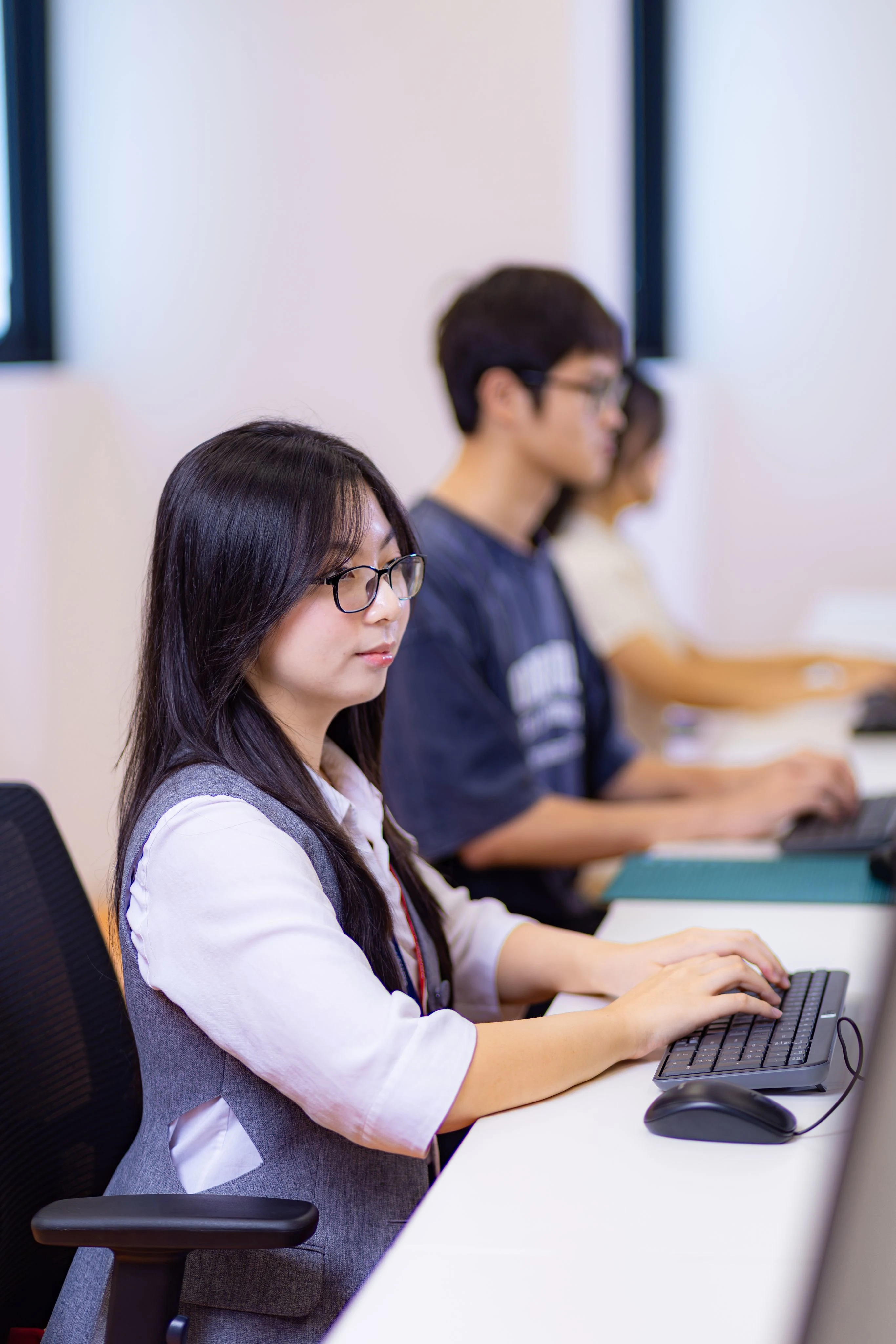 Sinh viên BUV thực hành trên máy tính tại phòng học công nghệ chuẩn quốc tế